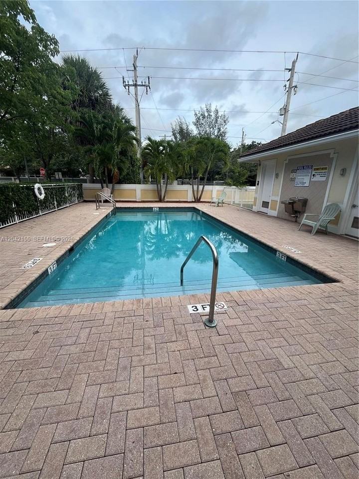 5347 Sw 40th Ave - Photo 3 of 23
