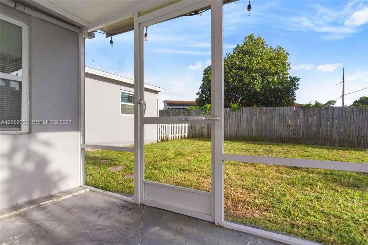 1481 Sw 49th Ave #0 - Photo 3 of 19