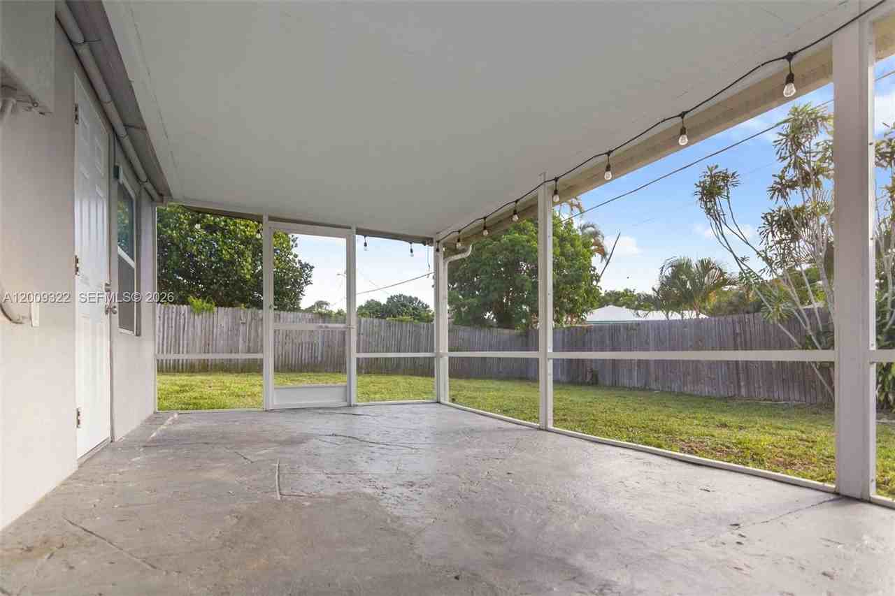 1481 Sw 49th Ave #0 - Photo 4 of 19