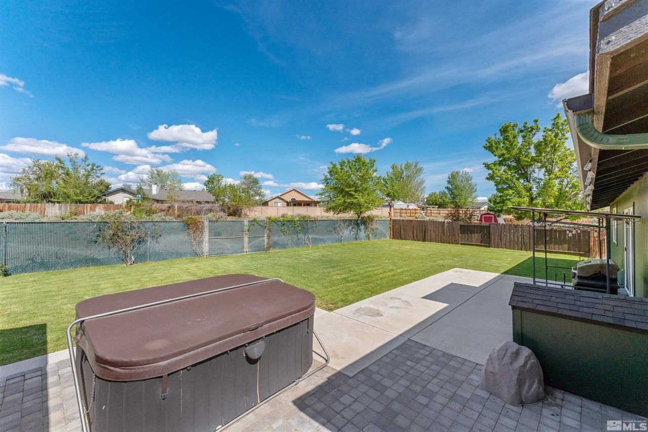 1380 Patricia Dr - Photo 6 of 32