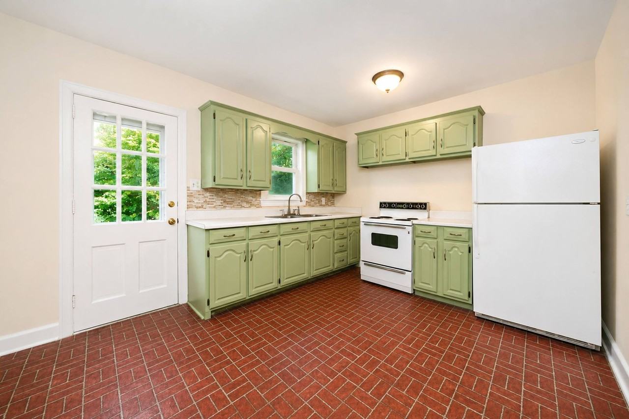 702 Tanyard St - Photo 4 of 12