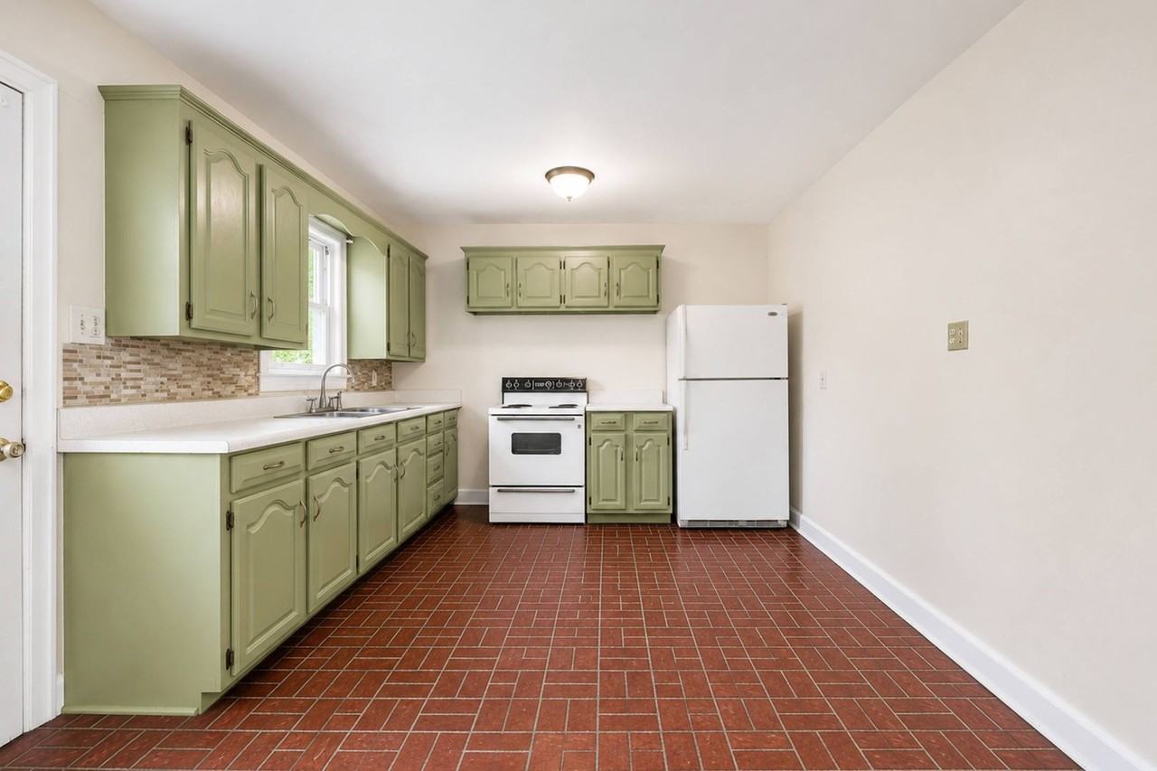 702 Tanyard St - Photo 5 of 12