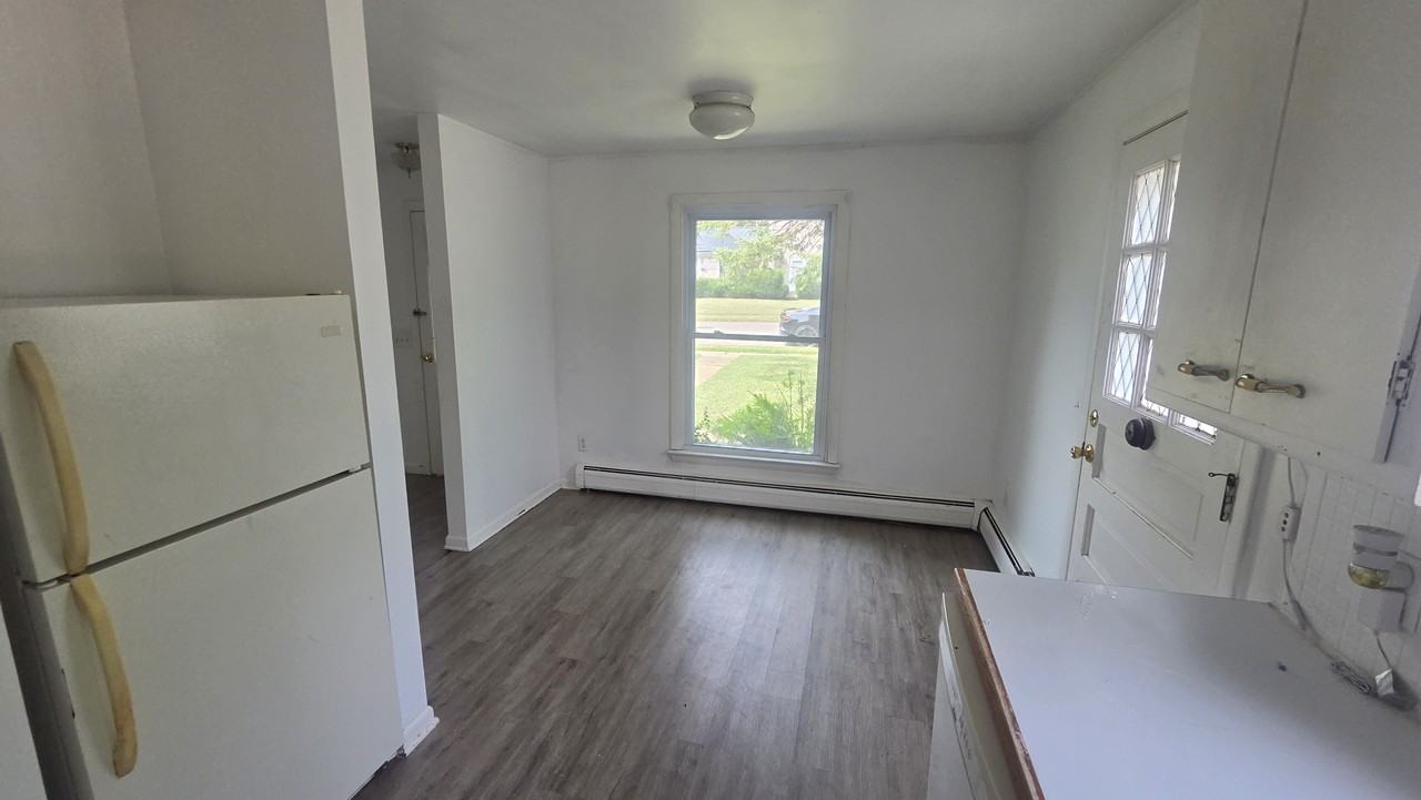 2 Birchwood Driveapt 10 #10 - Photo 4 of 7