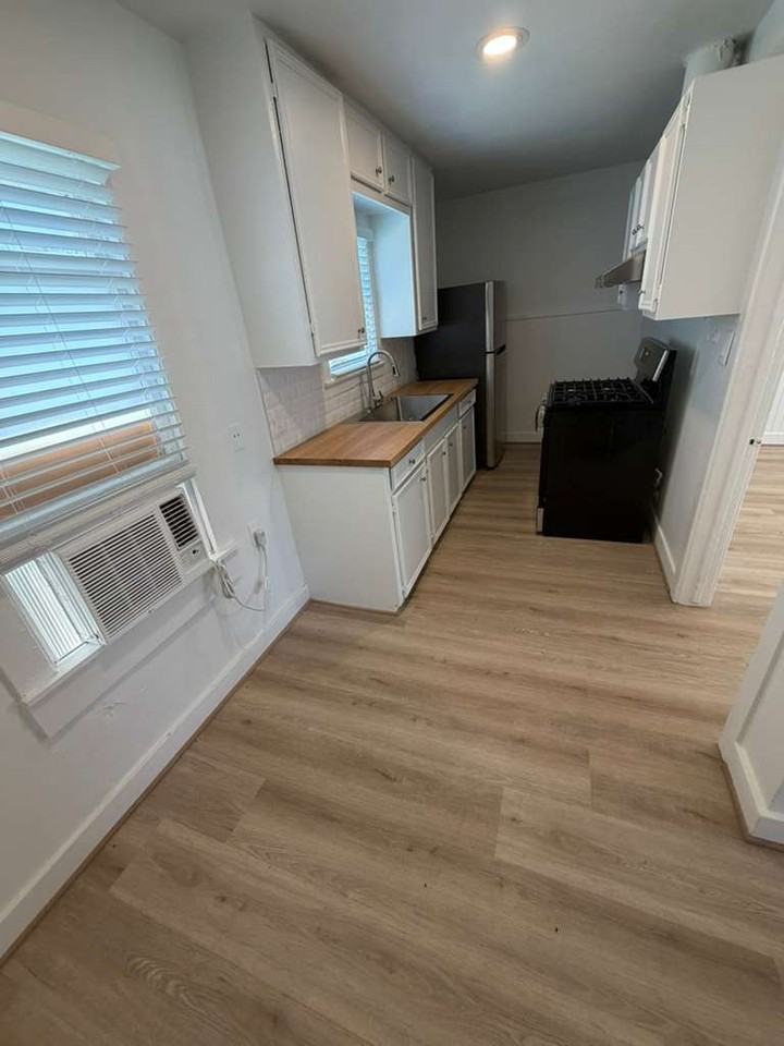 1109 Walton Street - Photo 4 of 7