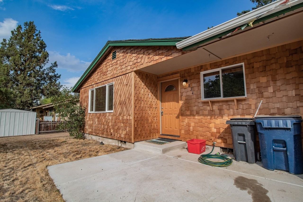 834 Se 5th St - Photo 2 of 21
