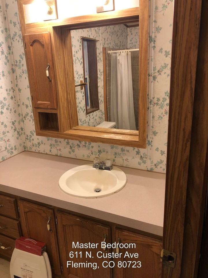 611 N Custer Ave - Photo 3 of 17