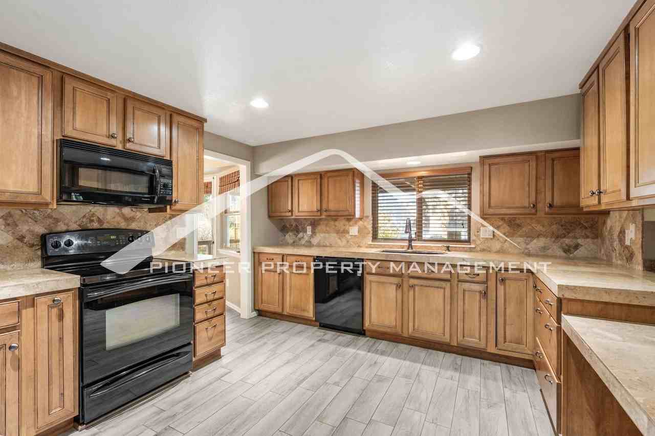 6525 White Falcon Ct - Photo 4 of 26