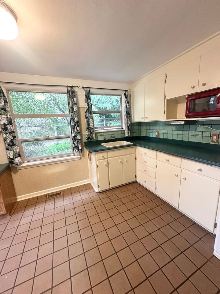 14041 Wallingford Ave N - Photo 5 of 20