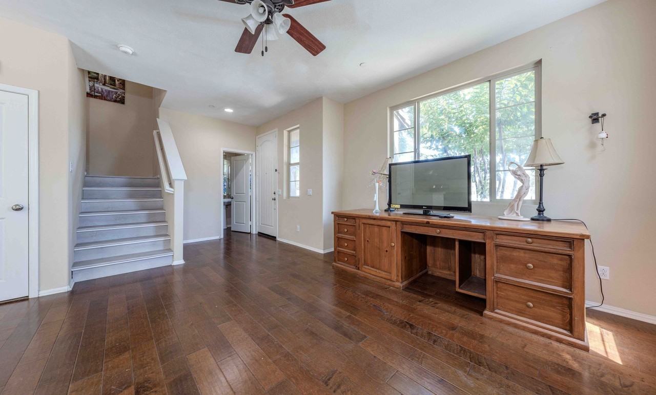 10208 Jasmine Ct - Photo 3 of 33