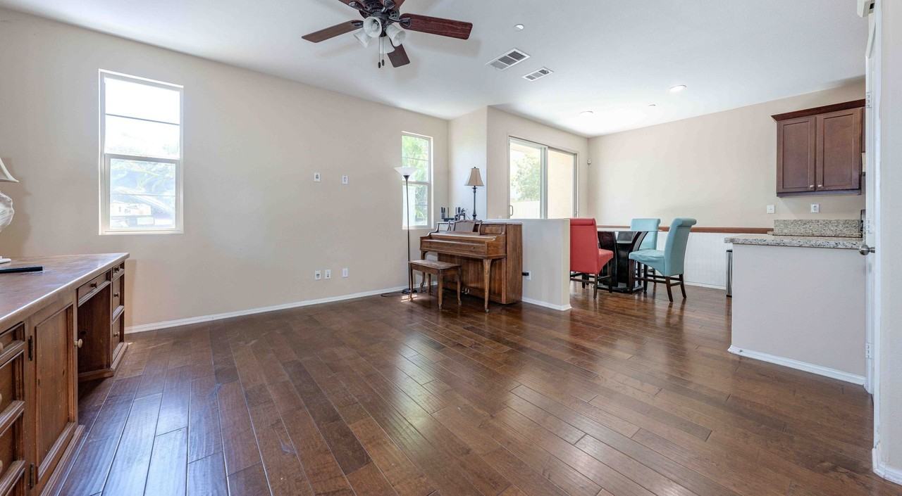 10208 Jasmine Ct - Photo 4 of 33