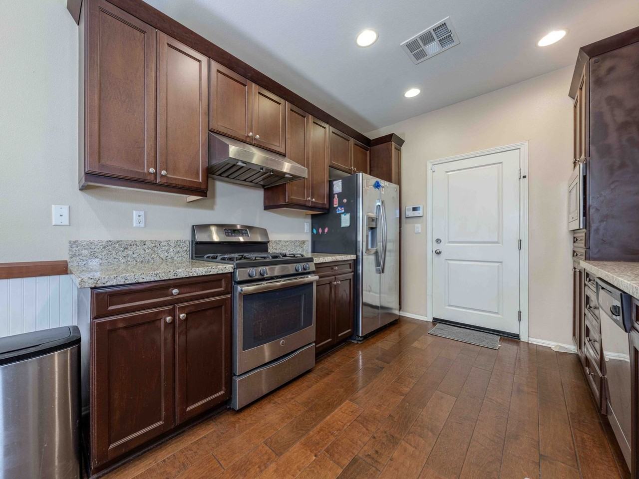 10208 Jasmine Ct - Photo 7 of 33