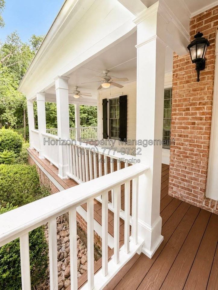 3235 Bentwood Close - Photo 4 of 10
