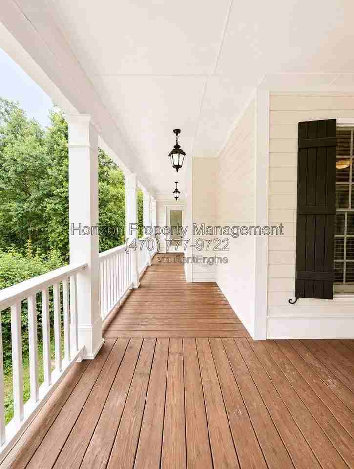 3235 Bentwood Close - Photo 5 of 10