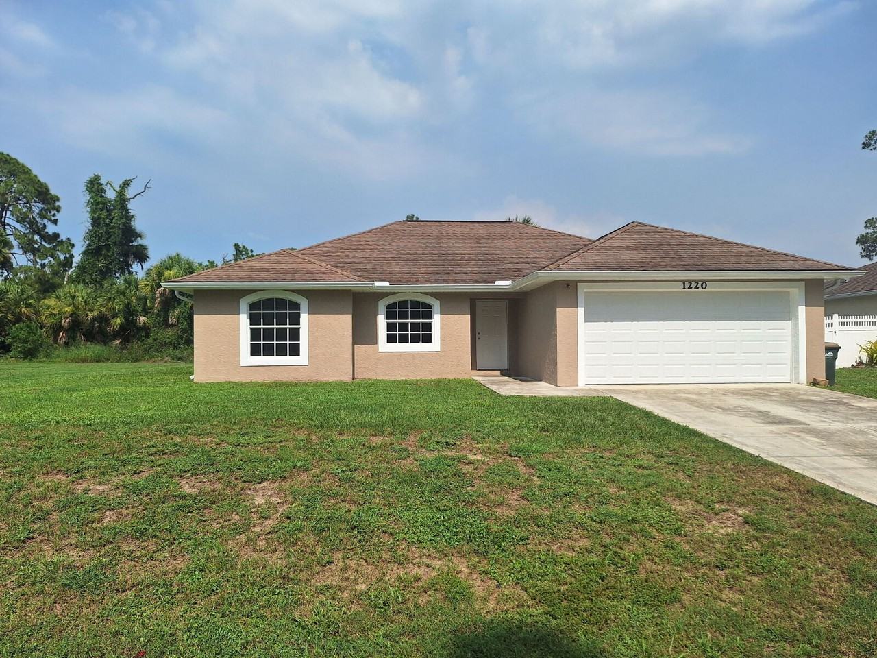 1220 Waycross St - Photo 2 of 36