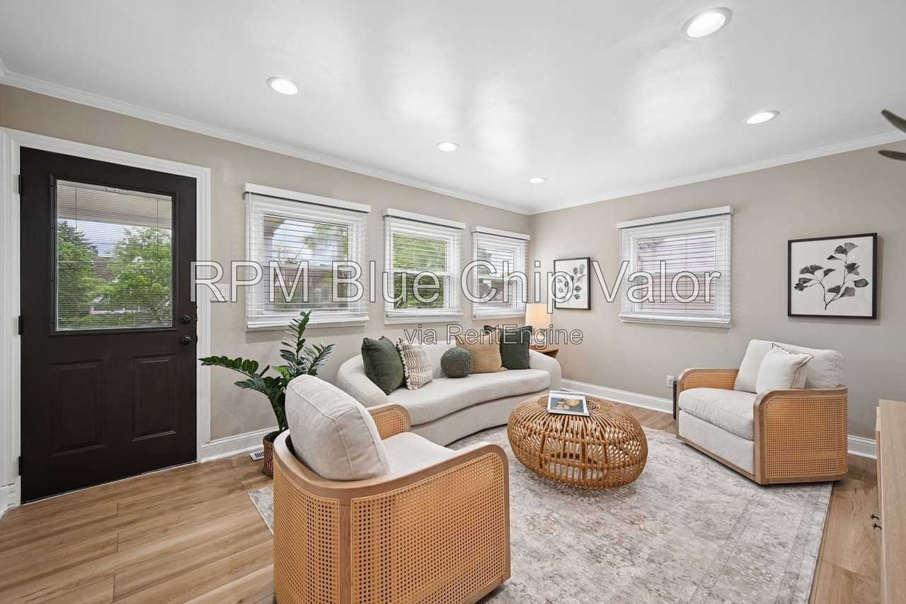 3395 Ault View Ave - Photo 4 of 34