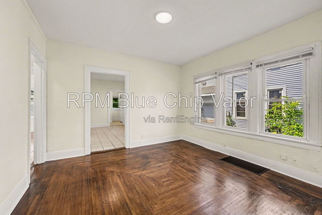 1832 Woodlawn Ave - Photo 5 of 24