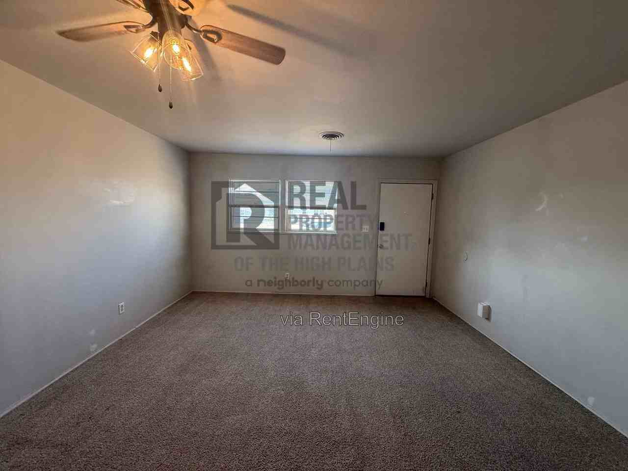 301 Teakwood St - Photo 3 of 10