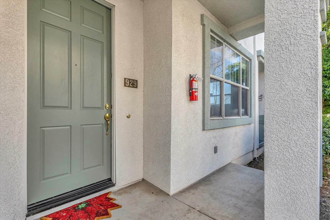 929 Monarch Cir - Photo 4 of 50