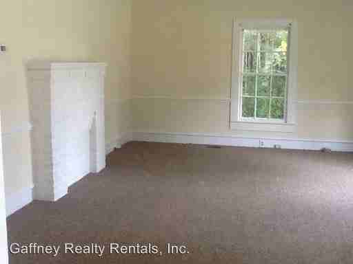 424 E Buford St - Photo 3 of 13