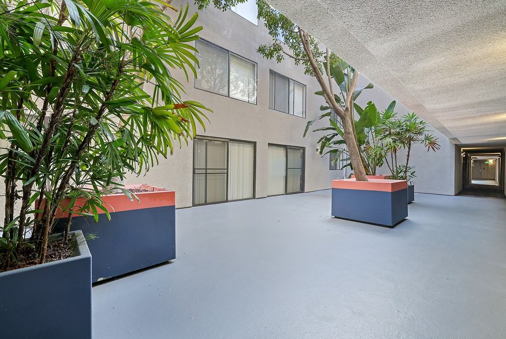 Regency Palm Court - Photo 4 of 17