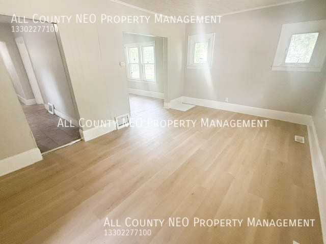 380 Noble Ave - Photo 5 of 6