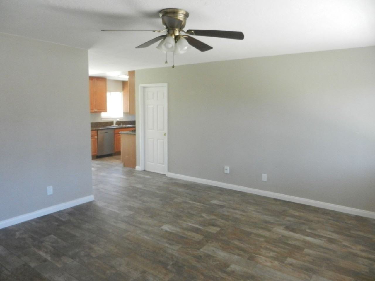 4189 Thomas St - Photo 7 of 31