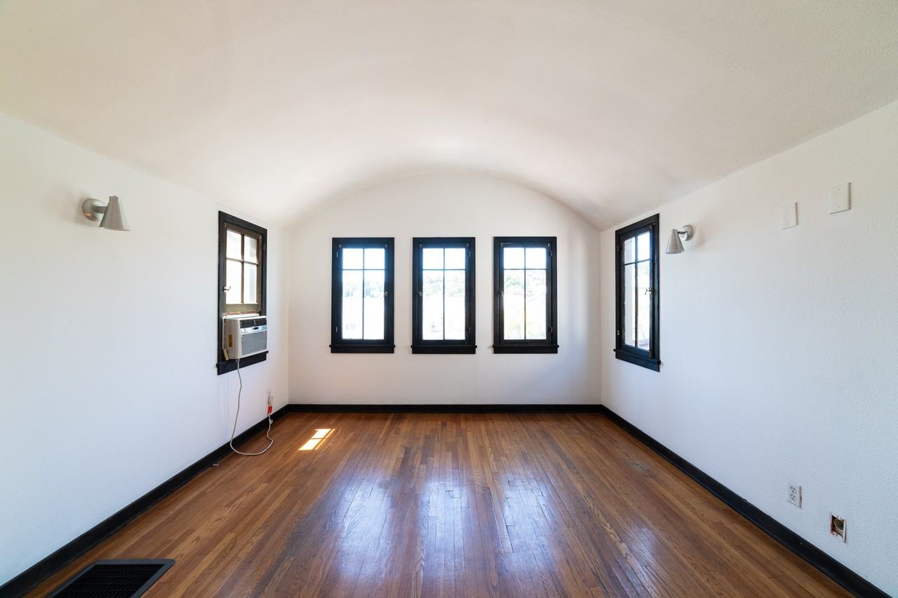 836 Silver Lake Blvd - Photo 4 of 22