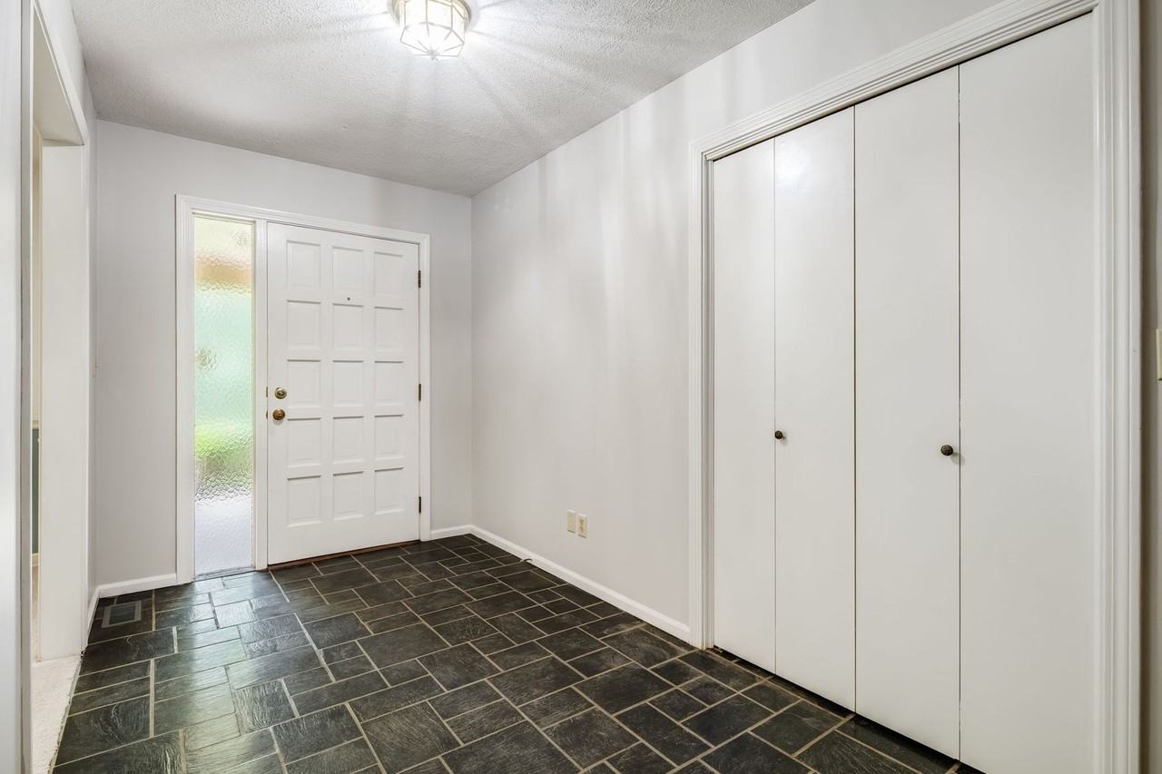 102 Arbor Ln - Photo 5 of 48