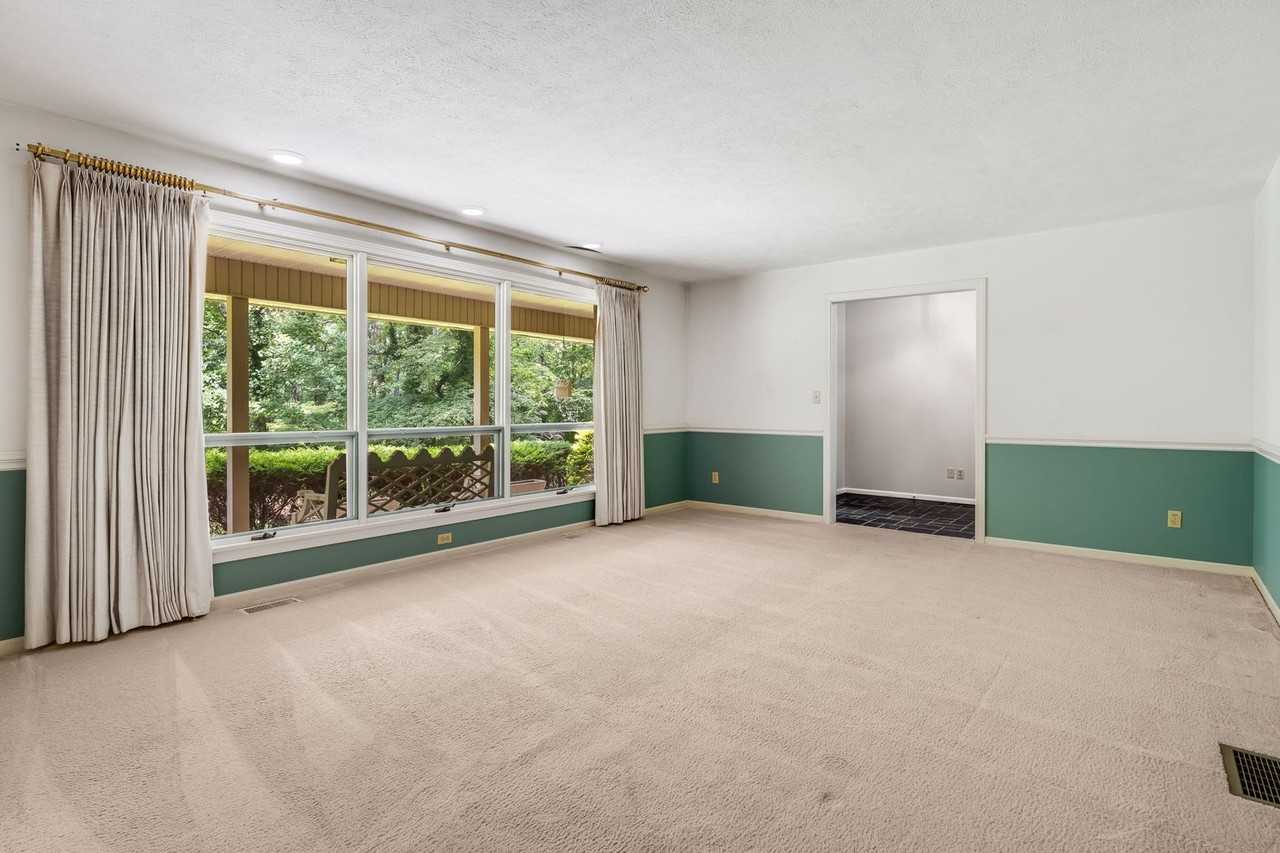 102 Arbor Ln - Photo 6 of 48