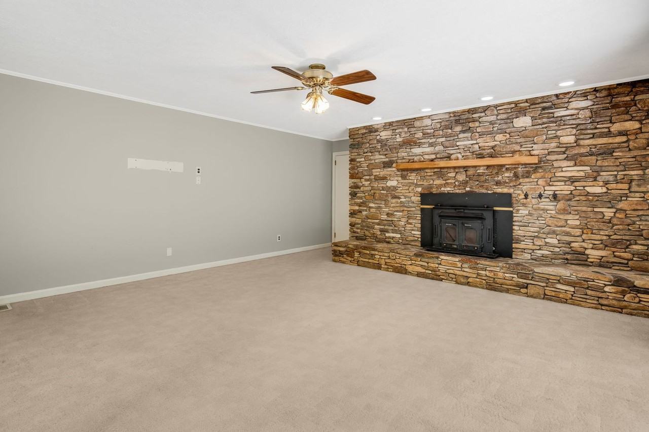 102 Arbor Ln - Photo 7 of 48