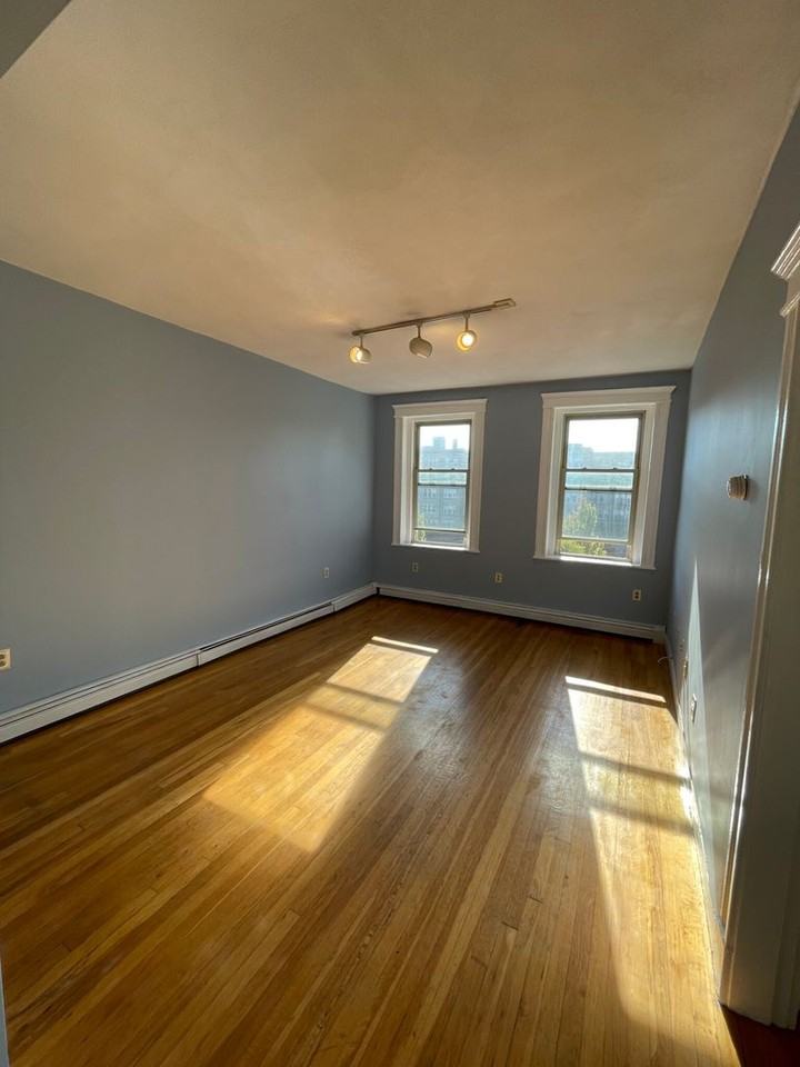 1623 Commonwealth Ave - Photo 3 of 7