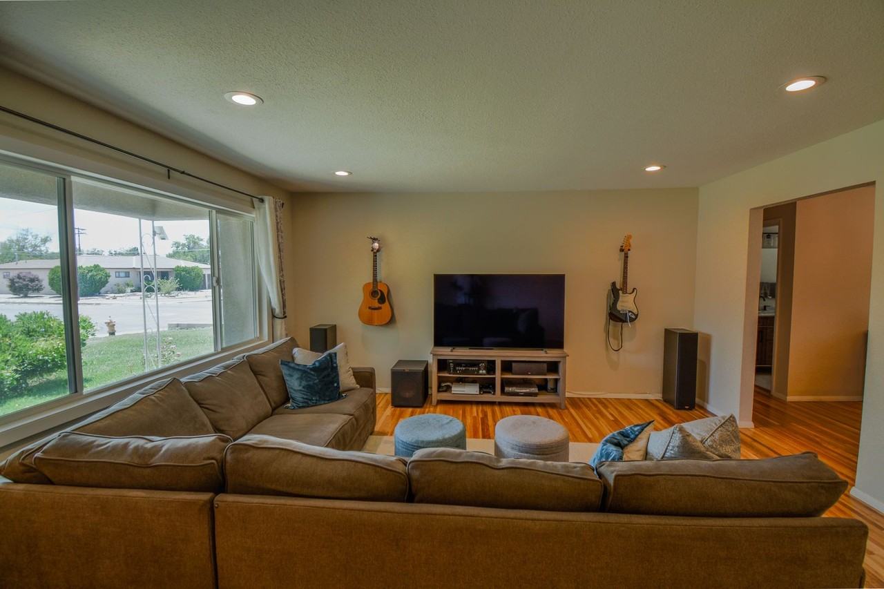 9501 Arvilla Ave Ne - Photo 5 of 35
