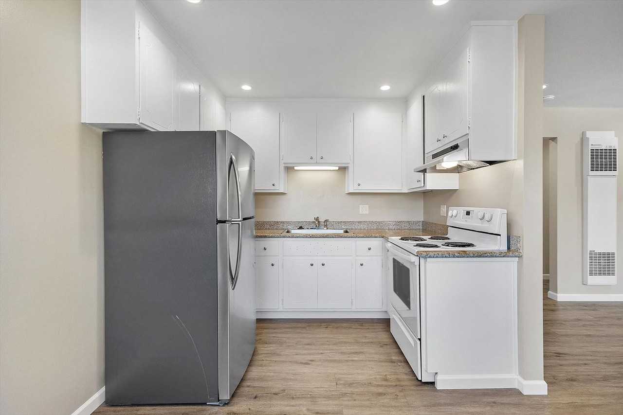 1212 Regent St #J - Photo 7 of 15