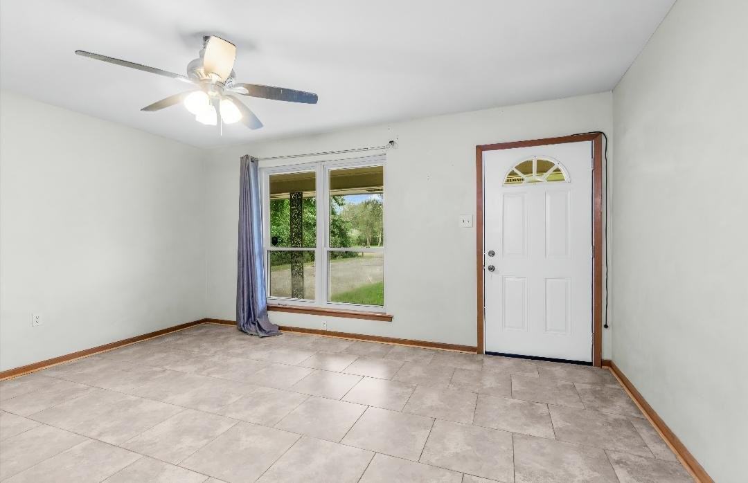 5574 Houston Dr - Photo 6 of 14
