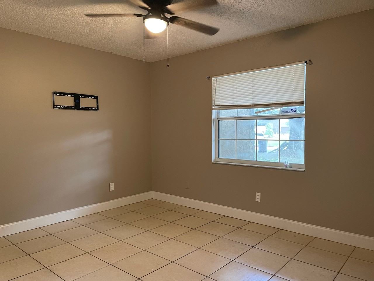 11601 Valencia Dr #B - Photo 4 of 10