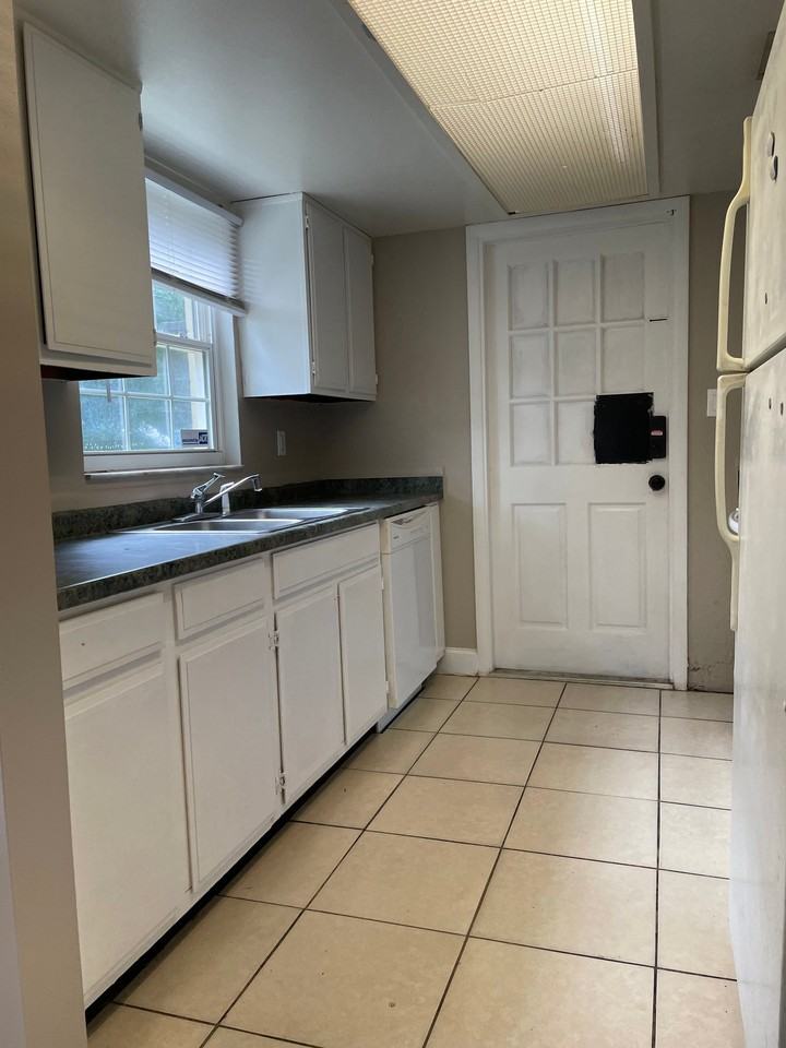 11601 Valencia Dr #B - Photo 5 of 10