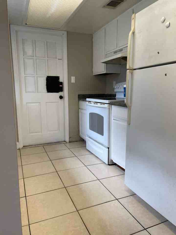 11601 Valencia Dr #B - Photo 6 of 10