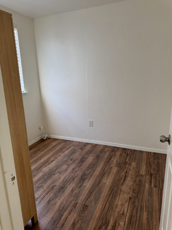 311 1/2 W Cypress Ave - Photo 4 of 8
