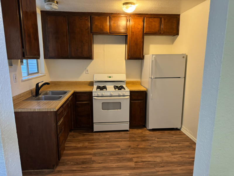 311 1/2 W Cypress Ave - Photo 5 of 8