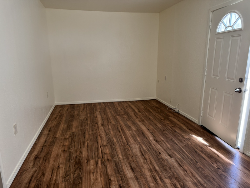 311 1/2 W Cypress Ave - Photo 7 of 8