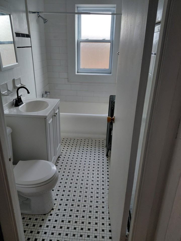 1924 W 78th St #2N - Photo 5 of 8
