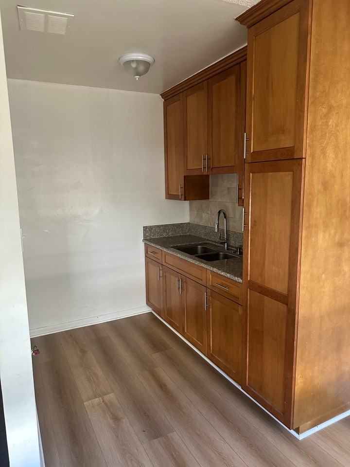 11914 Downey Ave - Photo 6 of 6