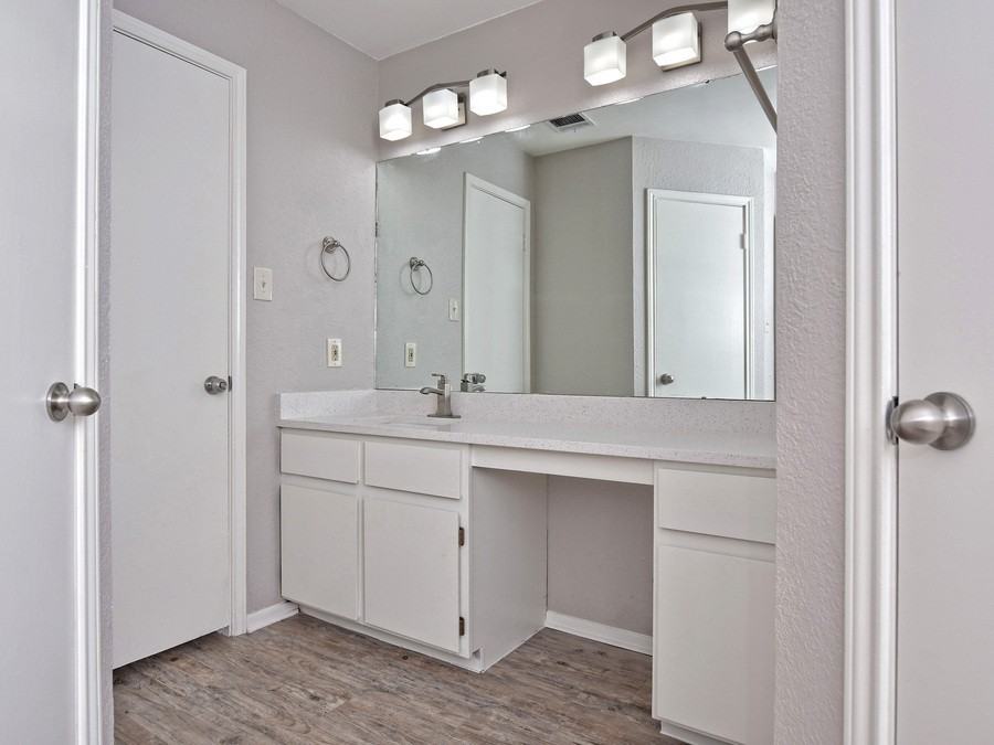 802 Primrose Ln - Photo 4 of 28