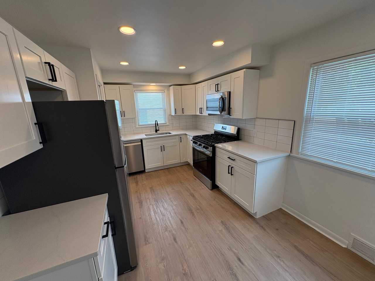 9609 Alexander Rd - Photo 3 of 15