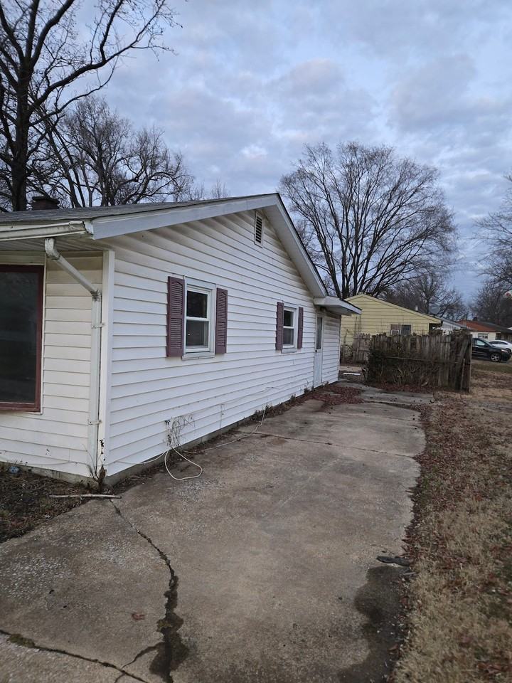 1617 Parklane Dr - Photo 3 of 19