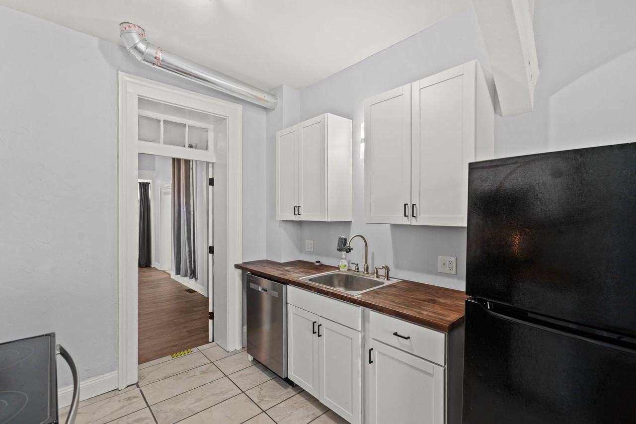222 W Market St - Photo 7 of 20