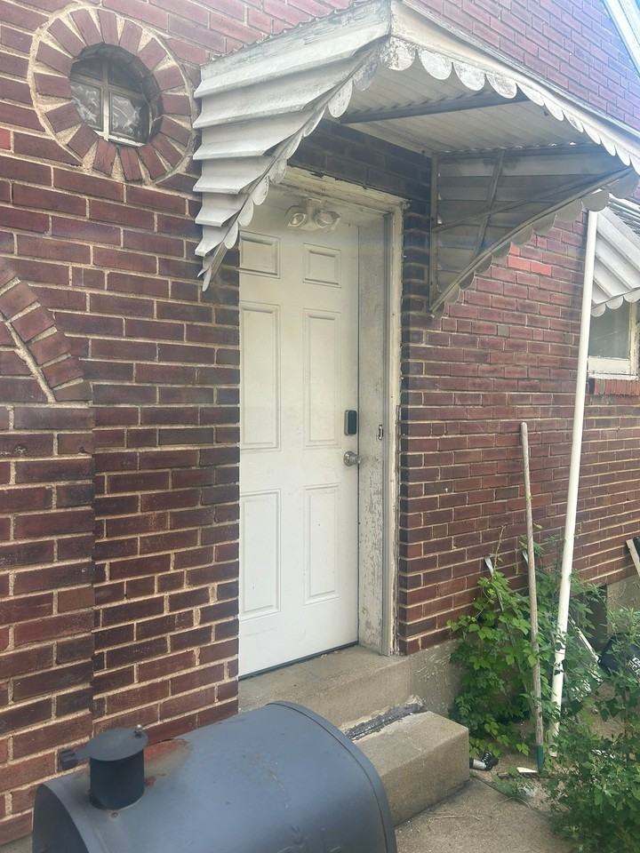1068 Melvin Ave - Photo 2 of 19
