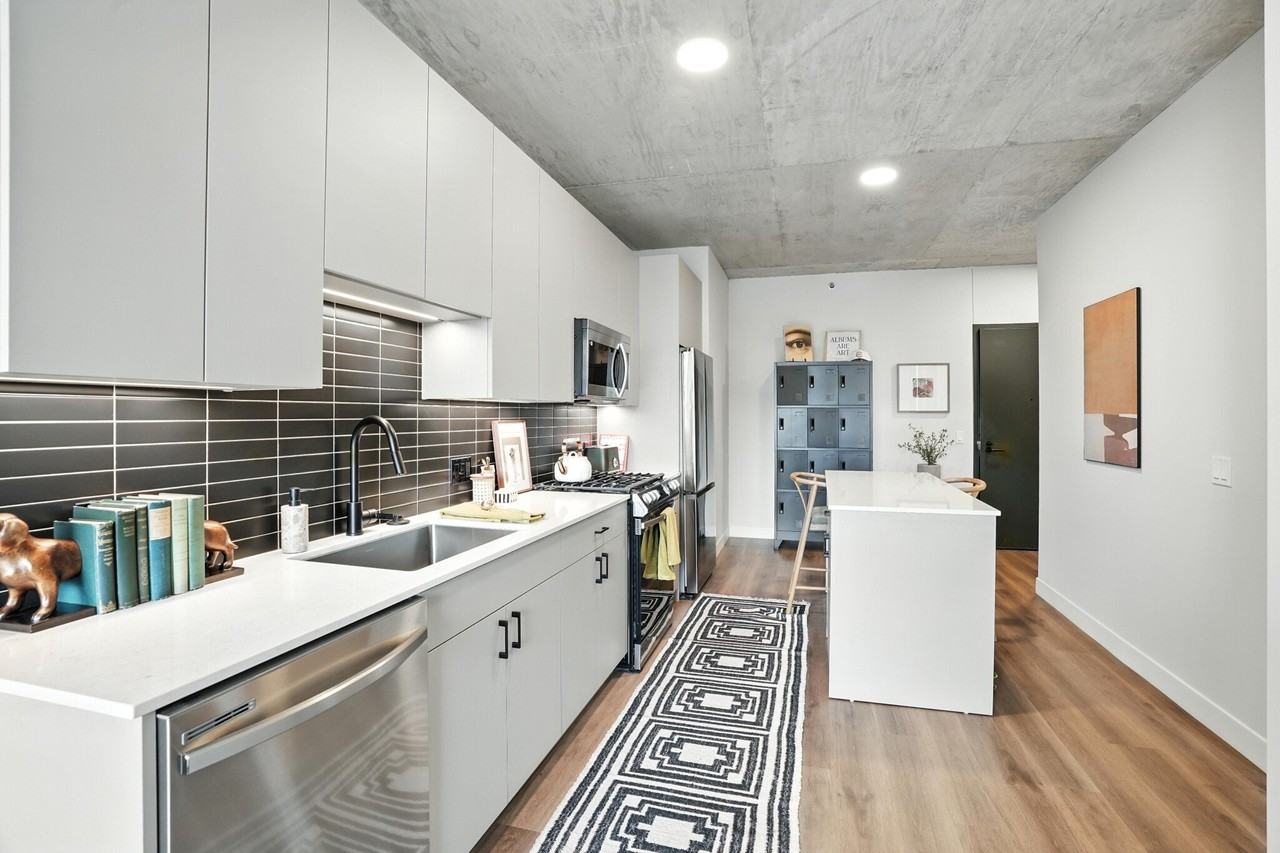 312 N May St - Photo 3 of 18