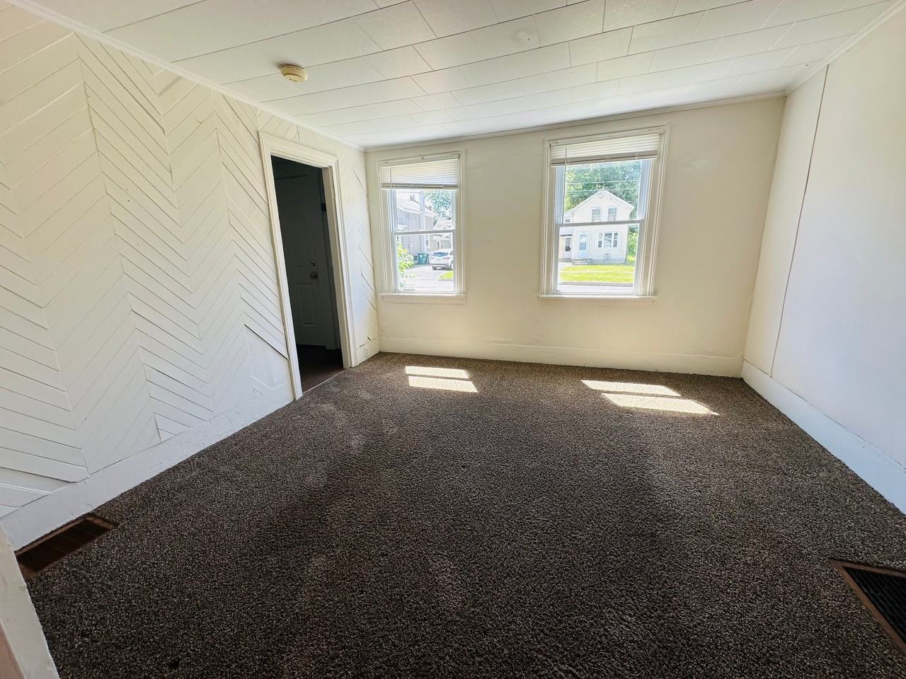 131 W Schuyler St - Photo 5 of 16