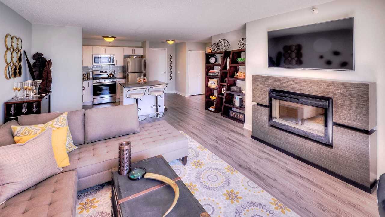 549 N State St - Photo 3 of 16